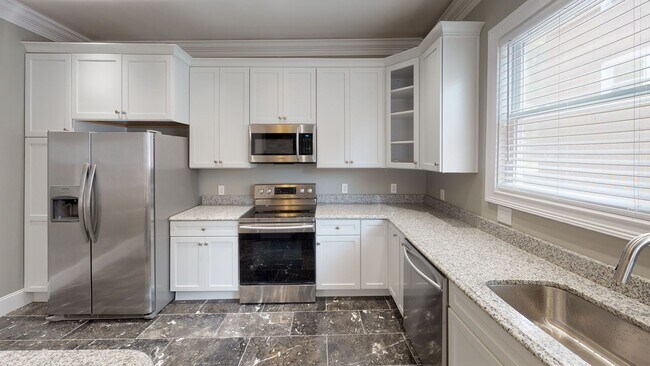 Building Photo - 7BR/5BA Victorian Near UTK | Greek Life & ...