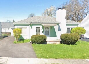 Building Photo - Comfortable 2-Bedroom Single-Family Home with Washer/Dryer Hookups