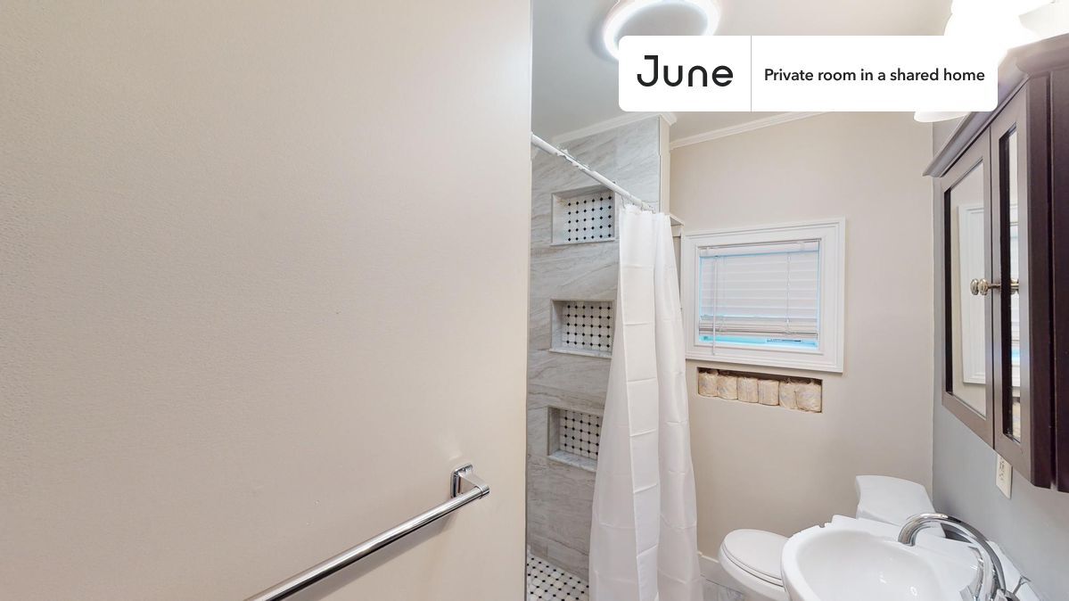 Building Photo - Room in Shared 3 bed/1 bath home