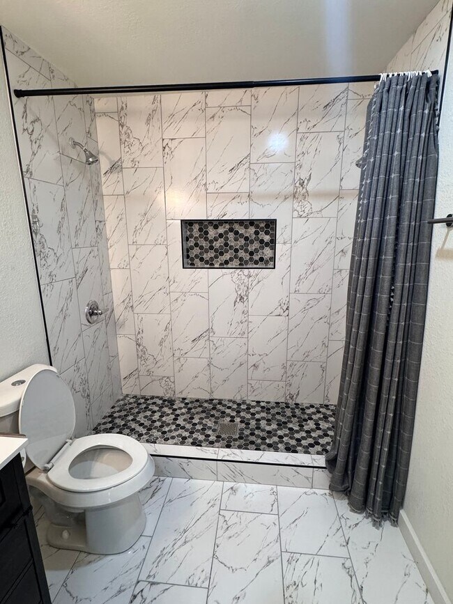Building Photo - Beautiful 3 bed, 2 bath home with open lay...