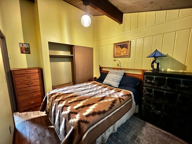 Building Photo - Well Maintained, Cozy, Furnished, Hansville Home on 3/4 Acre Lot!