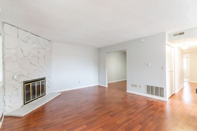 Building Photo - SPACIOUS 3 BEDROOM CONDO! CONVENIENT LOCATION!