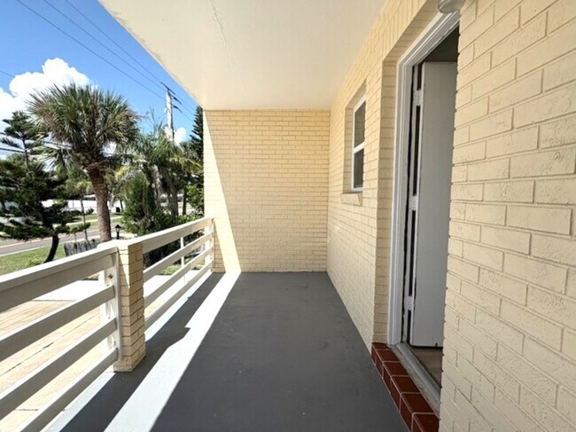 Building Photo - Stunning Beachside Townhome in Port Orange!