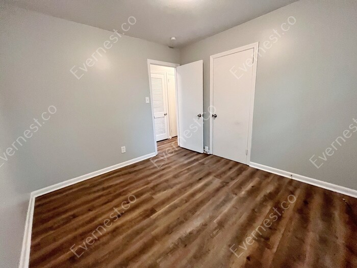 Building Photo - 414 Miller St