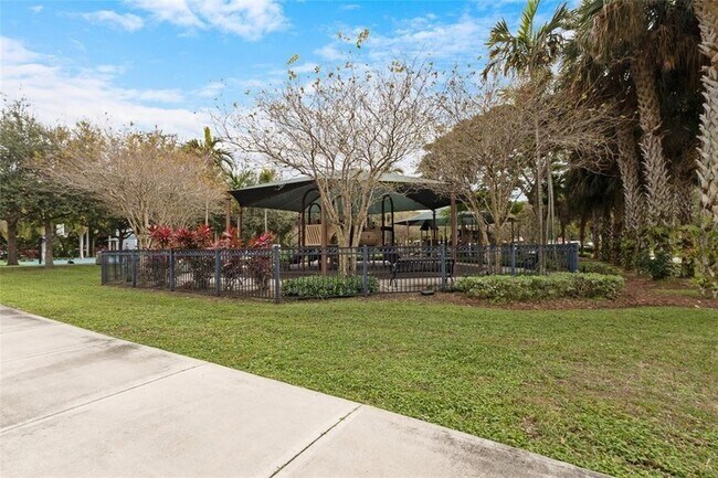 Building Photo - 605 Oaks Dr