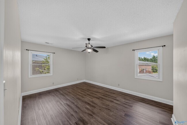 Building Photo - 1208 SE Willowbrook Dr