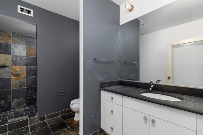 Building Photo - 1025 S Shepherd Dr