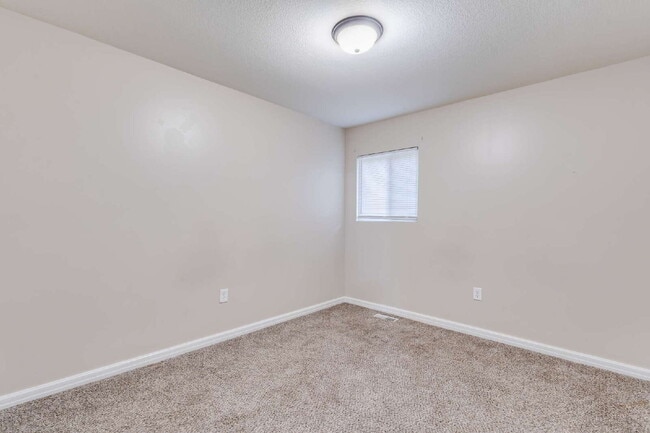 Building Photo - "Charming 2-Bedroom Duplex with Full Bath in Wichita – Cozy 672 Sq Ft Gem at 4910 E Gilbert!"