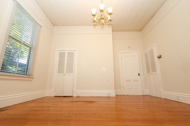 Building Photo - 703 Manzanita Ave