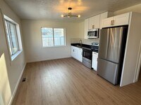 Building Photo - Beautifully remodeled apartment