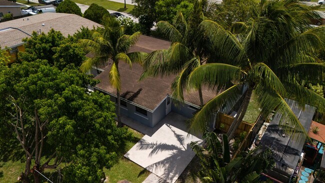 Building Photo - 6113 Royal Palm Blvd