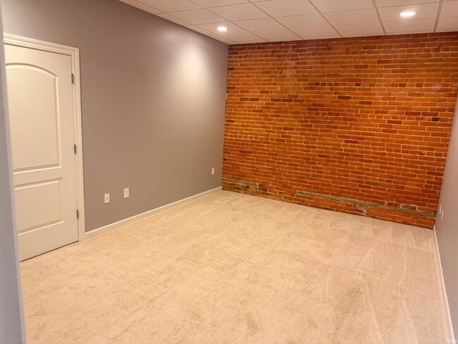 Building Photo - 623 1/2 Main Street Unit