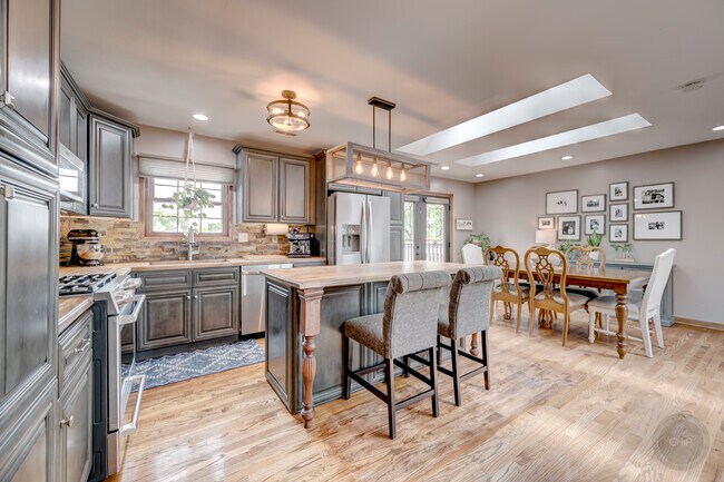 Building Photo - 7215 Larchwood Ln