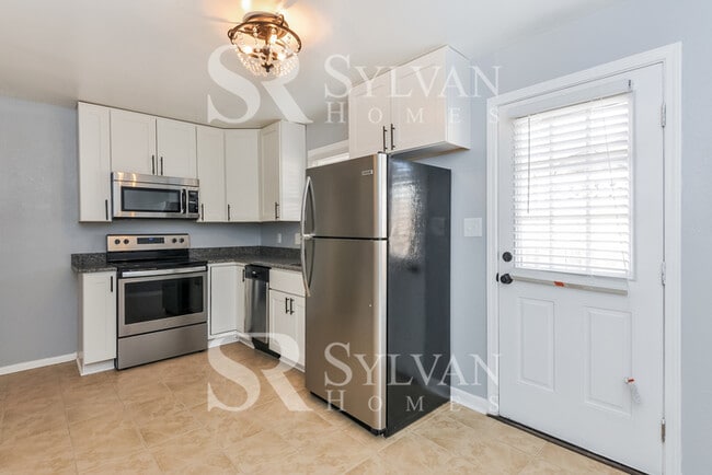 Building Photo - Enjoy living the good life in this 3 bedroom, 2.5 bathroom home