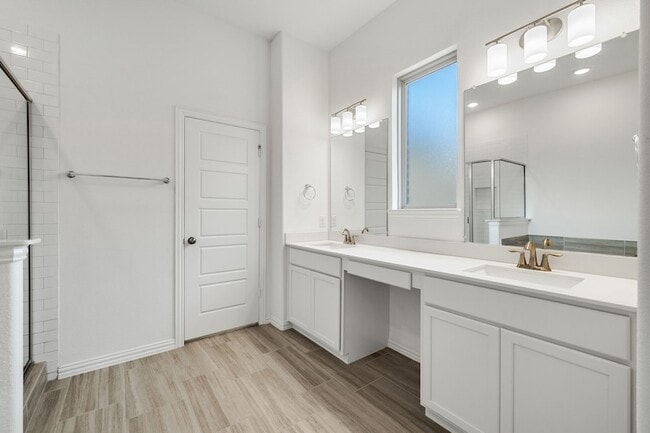 Building Photo - 3100 Greenbriar Dr