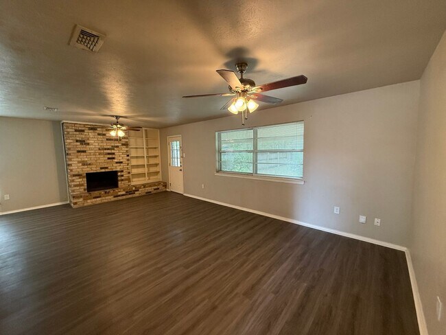 Building Photo - 3 Bed | 2 Bath | 2-Car Garage + Carport – ...