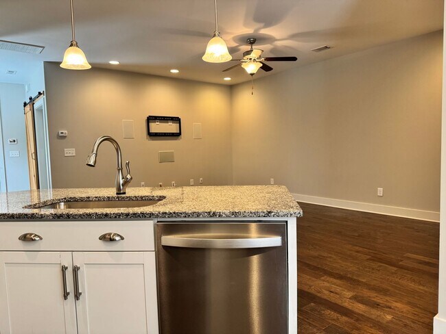 Building Photo - Beautiful End Unit Franklin Townhome