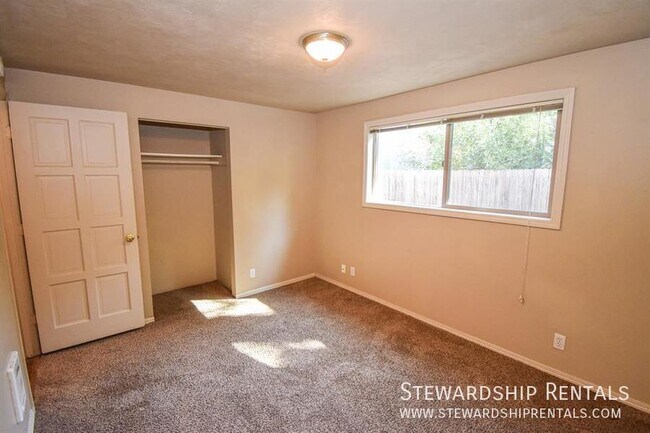 Building Photo - 2427 Miami Ln