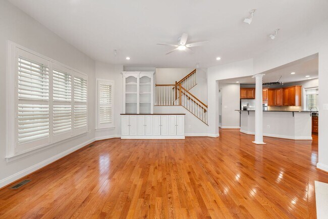 Building Photo - Stunning 4 level detached home close to the Mosaic District in Fairfax!