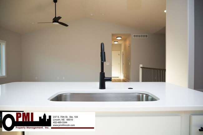 Building Photo - 5 Bedroom 3 bath, beautiful home in North ...