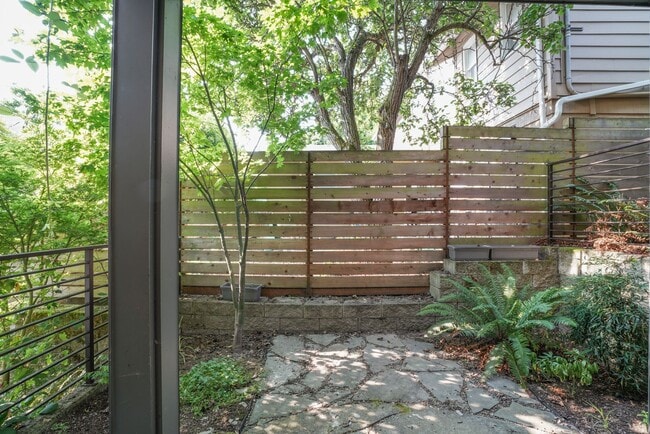 Building Photo - Modern Beacon Hill Townhouse Available for Rent!