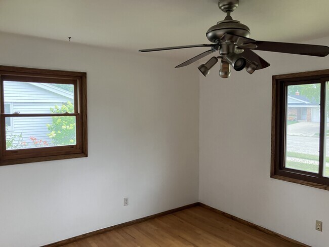 Building Photo - 209 W Cedar St