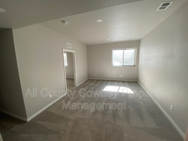 Building Photo - 4521 E Bobolink Ln