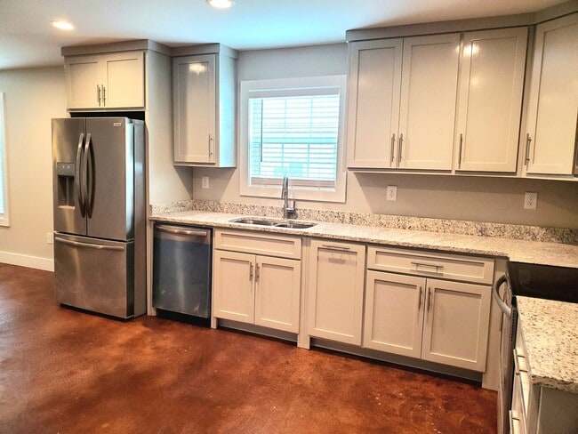 Building Photo - Great 3/2 home available in Elberta