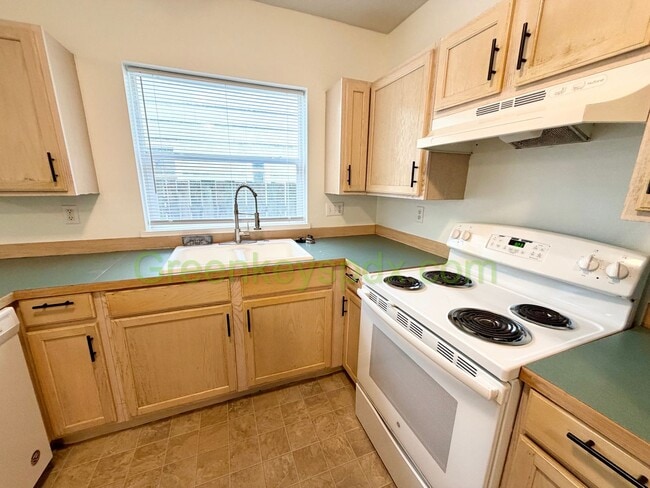 Building Photo - Muliti-level 2 Bedroom 2 Bath Townhouse in St.Johns