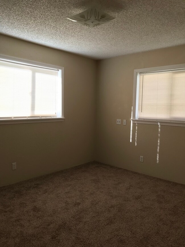 Building Photo - Well maintained home, recent upgrades, cut...