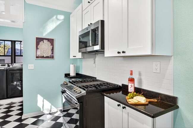 Building Photo - 3321 W San Juan St