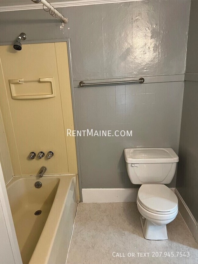 Building Photo - 232 Center St