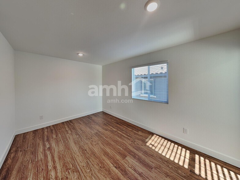 Building Photo - 10132 W Oleta Ave