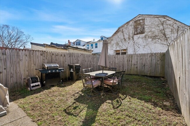 Building Photo - Beautifully Renovated End-Unit Townhome in the Heart of Phoenixville
