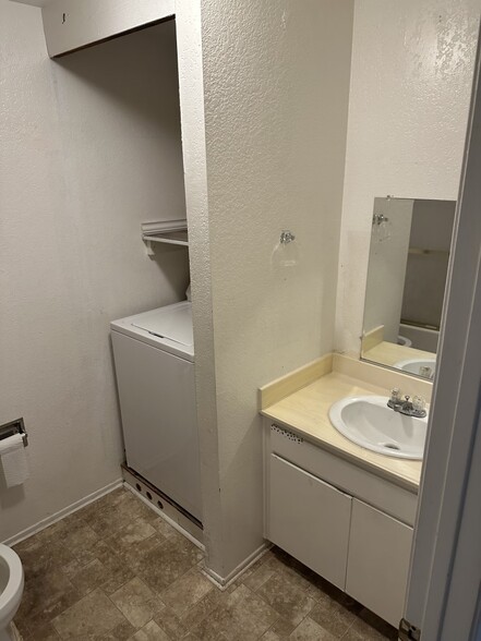 Building Photo - 3350 Santa Maria Way