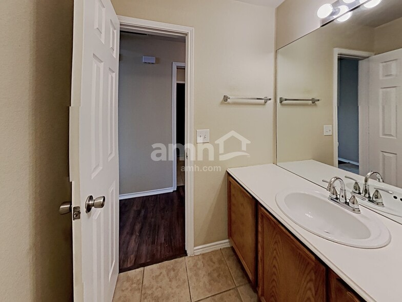 Building Photo - 3002 Marigold Dr