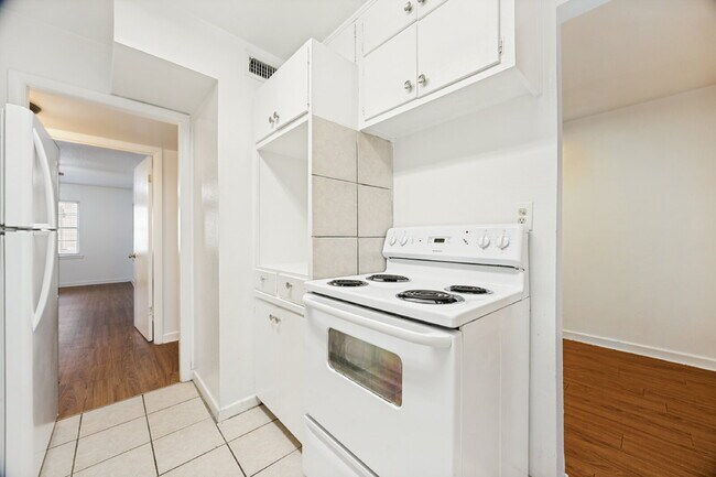 Building Photo - "Charming 1-Bedroom Retreat in Sherman - Your Perfect Urban Escape!"