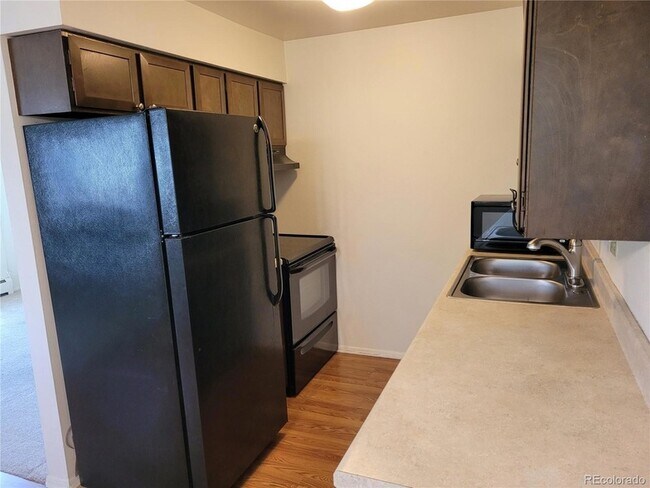 Building Photo - 633 Oak St