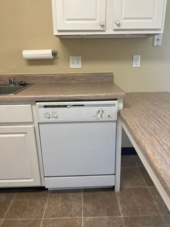 Building Photo - Skyview Apartments-2 bedroom, 2 bath priva...