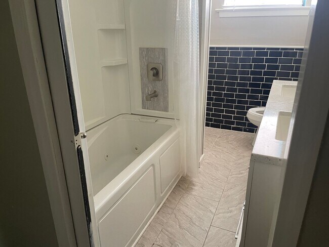 Building Photo - 3 BR 2.5 bath - Gonzales