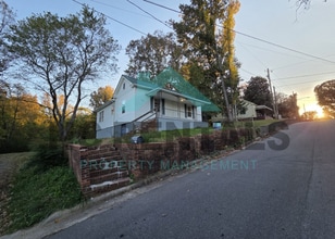 Building Photo - 721 Davis St