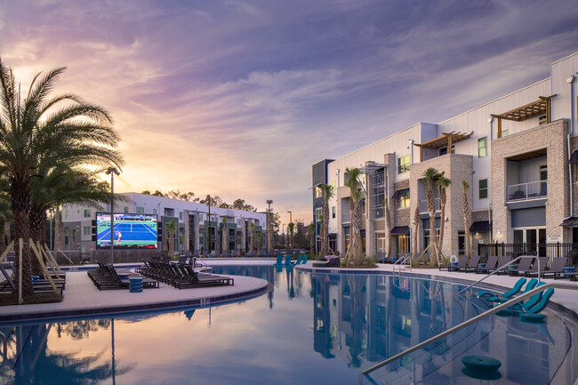 Stadium Enclave pool - Enclaves at College Town