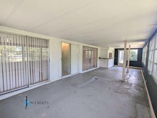 Building Photo - Recently renovated 2/2/1 1300 Sq. Ft. Fres...