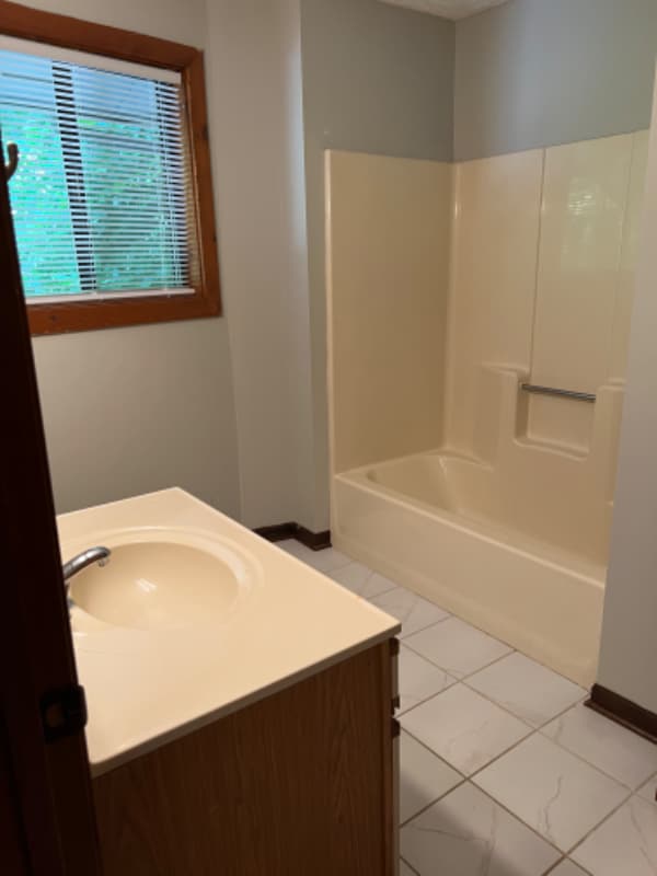 Building Photo - 284 Knoll Dr