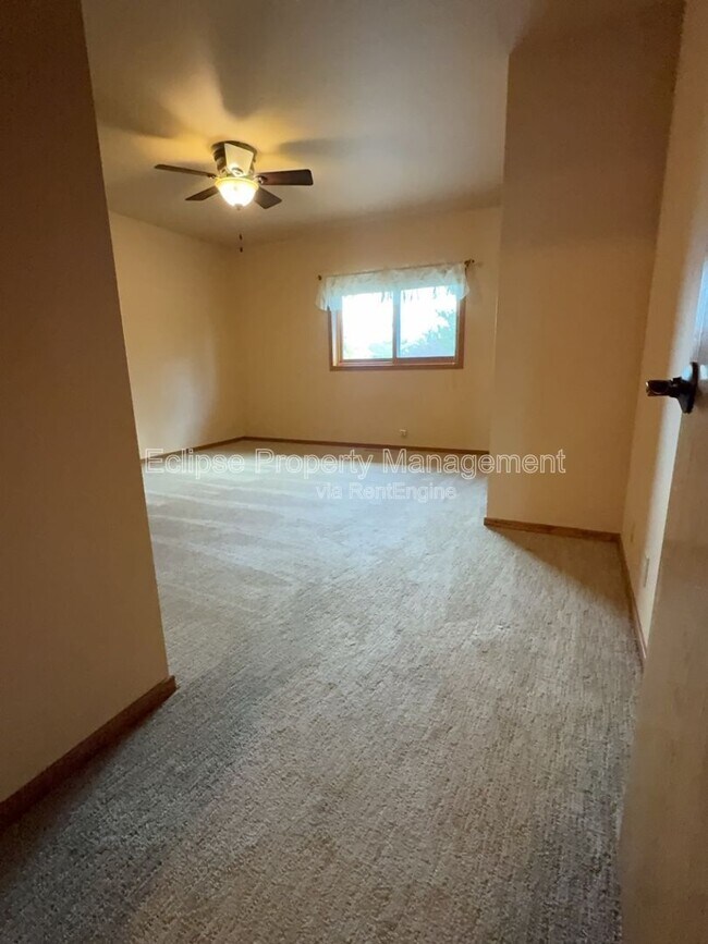 Building Photo - 2737 Sierra Vista Dr