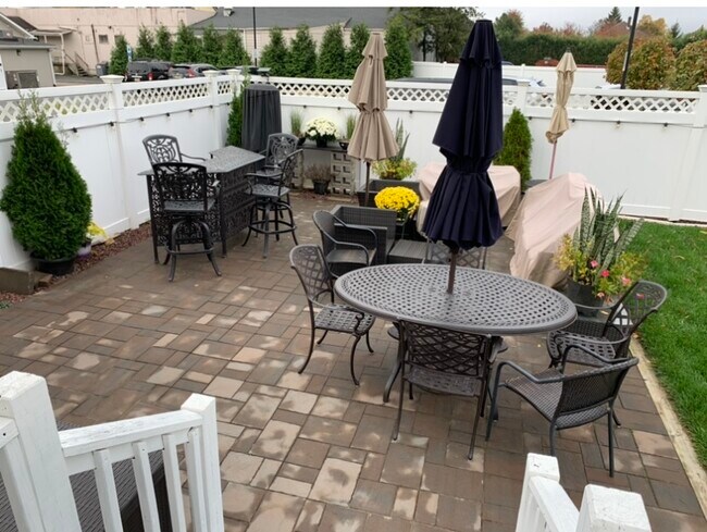 Building Photo - 6 Laurel Ave