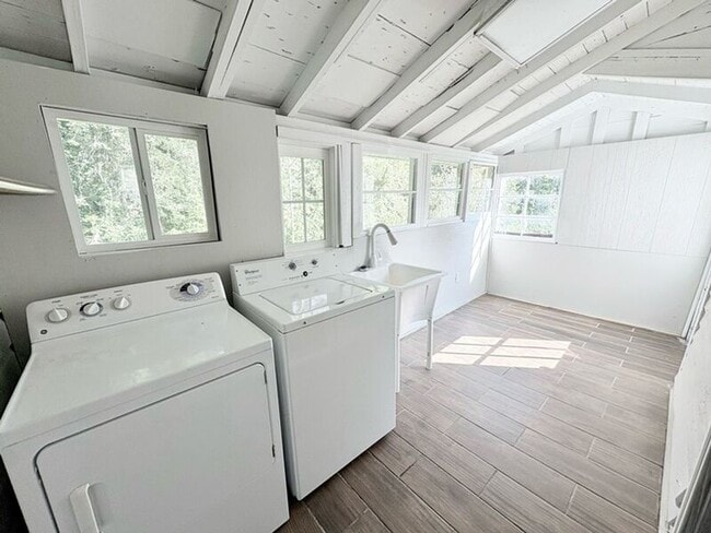 Building Photo - 533 Broadway St