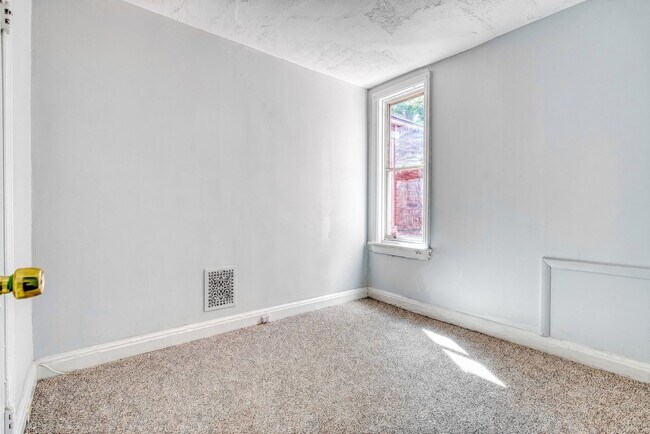 Building Photo - Newly Renovated 3 Bedroom, 1 Bathroom Townhouse