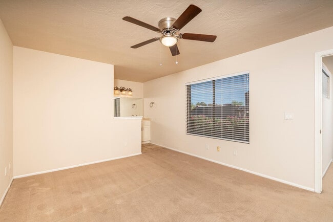 Building Photo - 1656 N Sierra Vista Dr