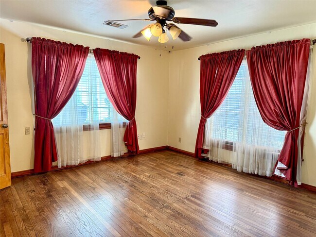 Building Photo - 2218 Chapman St